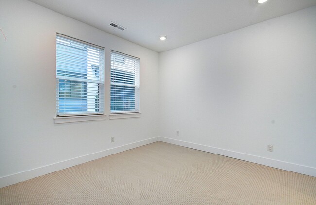 Building Photo - Luxury Upgraded Executive Townhome | 4 Bed | 3 Bath in Prime Camas School District