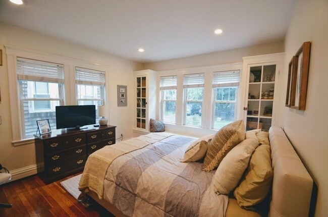 Building Photo - 103 Welles Ave