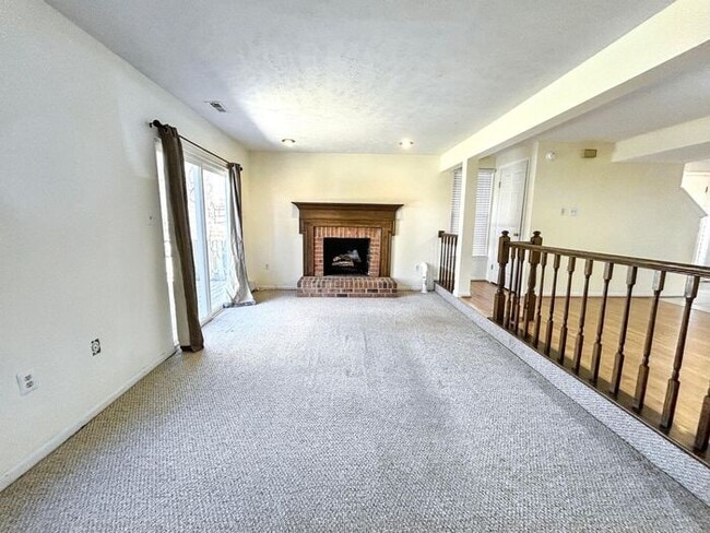 Building Photo - Charming 2-Bedroom Home with Modern Amenit...