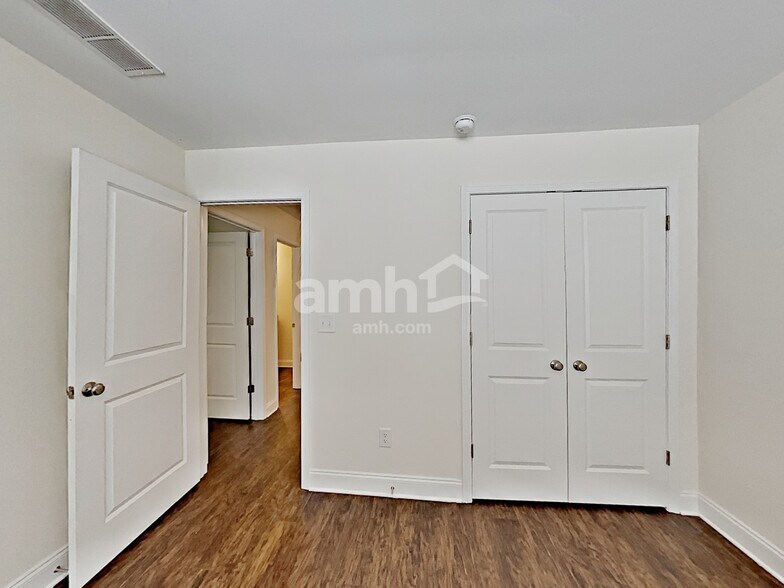 Building Photo - 2103 Leafmore Ct SE