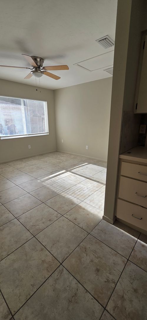 Building Photo - 2/1 Home in suberb location, pet friendly!