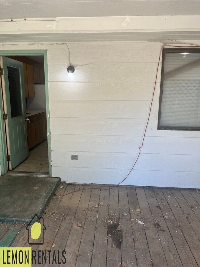 Building Photo - 3 bedroom house in Oroville $1,200/month