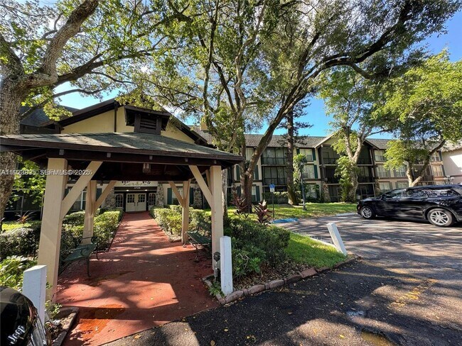 Building Photo - 3720 Inverrary Dr