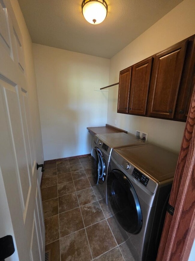 Building Photo - 1628 Valley Dr