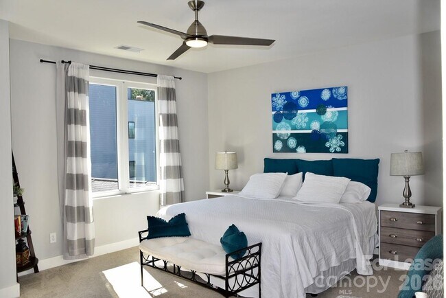 Building Photo - 916 Westbrook Dr