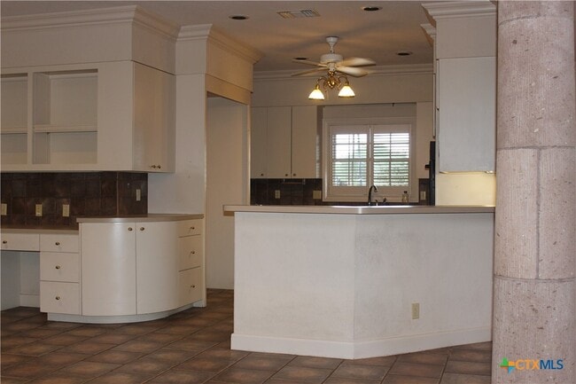 Building Photo - 6001 Country Club Dr