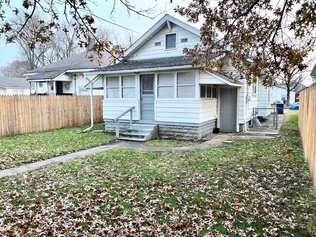 Building Photo - Charming 3-Bedroom Home with Garage & Fenced Yard!