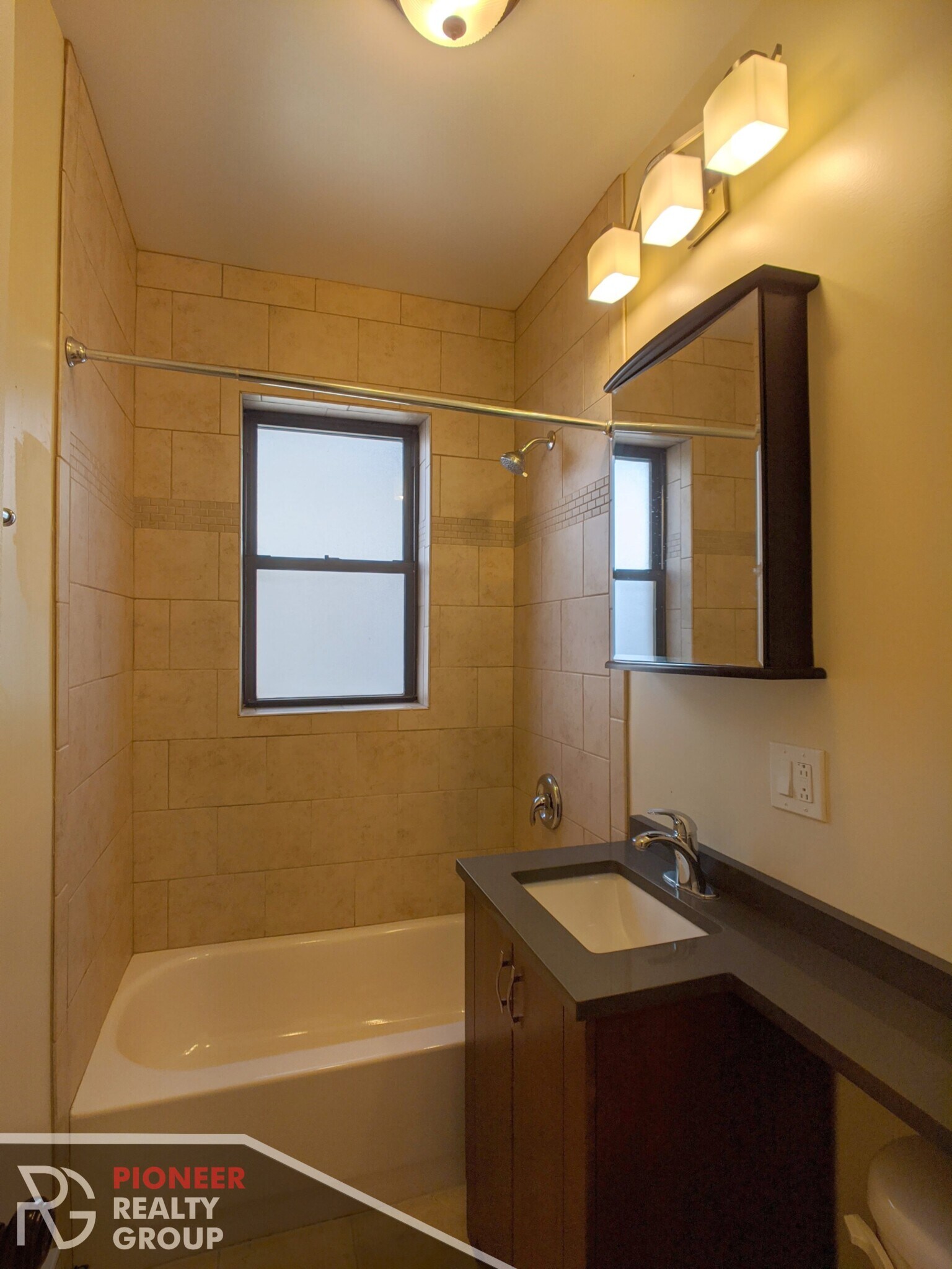 Building Photo - 3732 N Pine Grove Ave