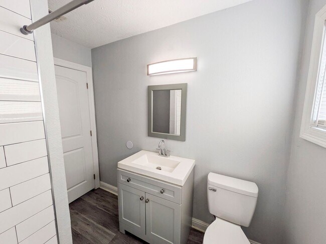 Building Photo - 5150 Parkview Dr