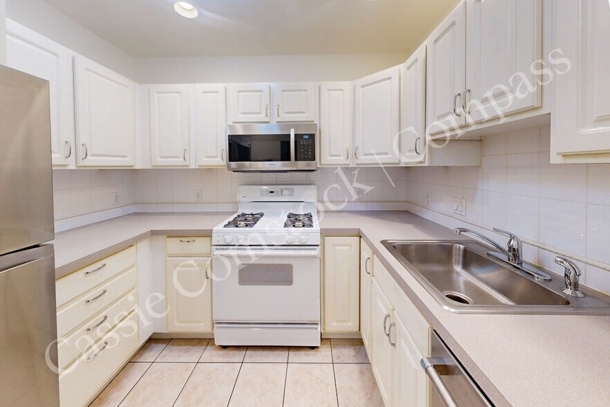 Kitchen - 111 W 8th St