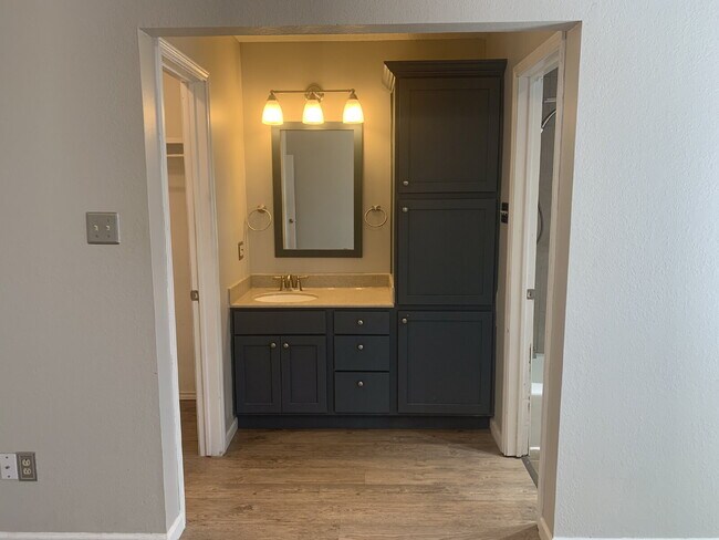 Building Photo - Beautifully Updated Home 1 Block From Heri...
