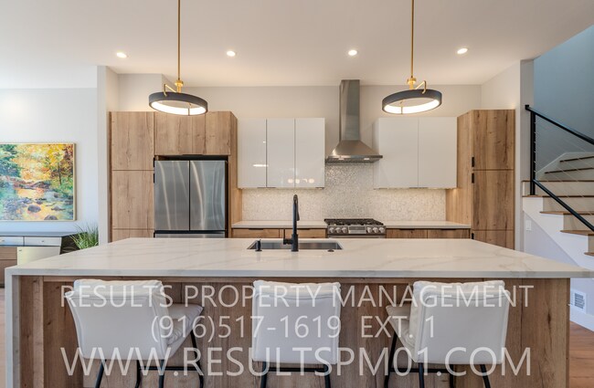 Building Photo - Stunning luxury custom home! 4 bedrooms heart of Fairoaks