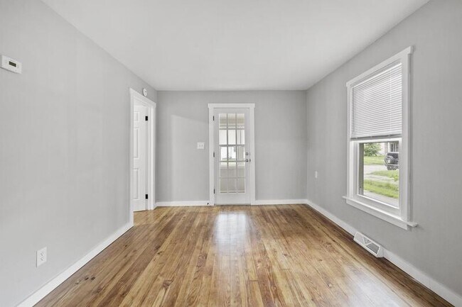 Building Photo - 346 E Bernhard Ave