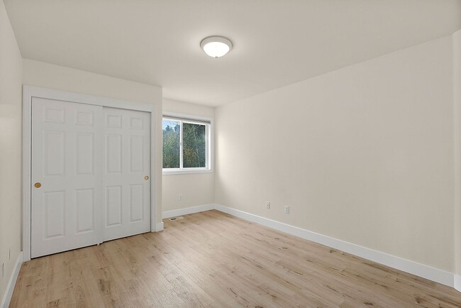 Building Photo - Immaculate 4-Bed Federal Way Home | Smart Tech, Tesla Charger, & Near JBLM!