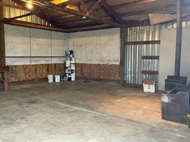Building Photo - Enjoy the Country living, Home on acres in Yamhill Oregon
