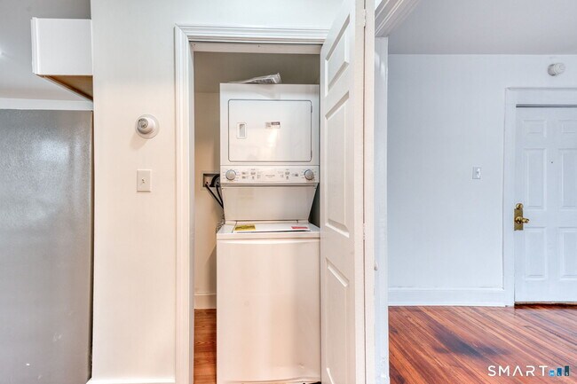 Building Photo - 152 Oak St