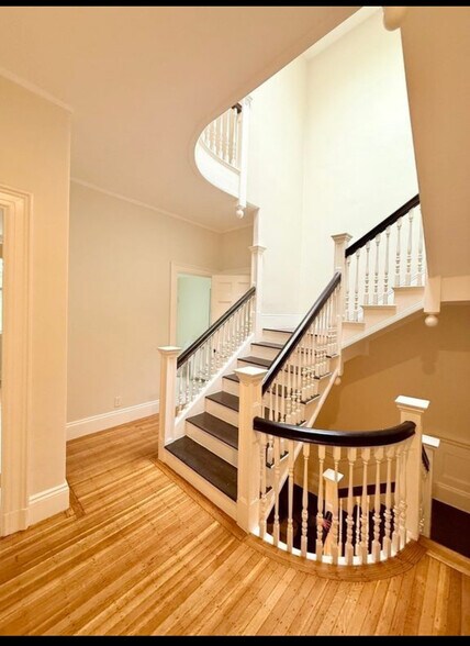 Building Photo - 1726 Beacon St