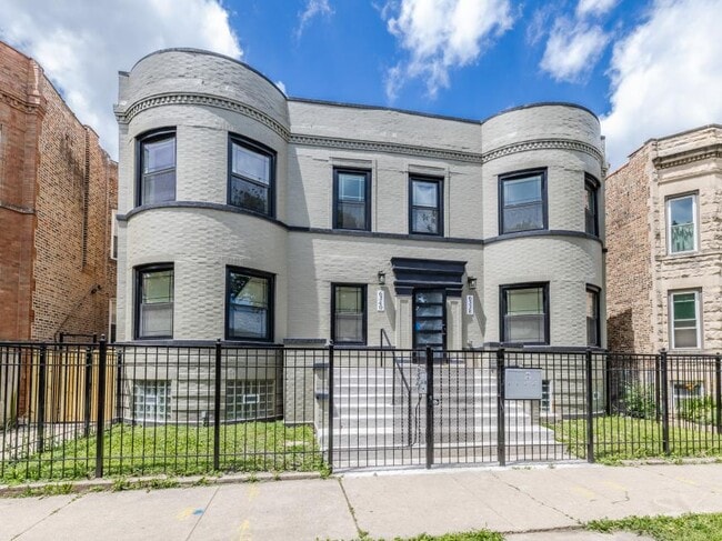 Primary Photo - 3 bedroom in Chicago IL 60637