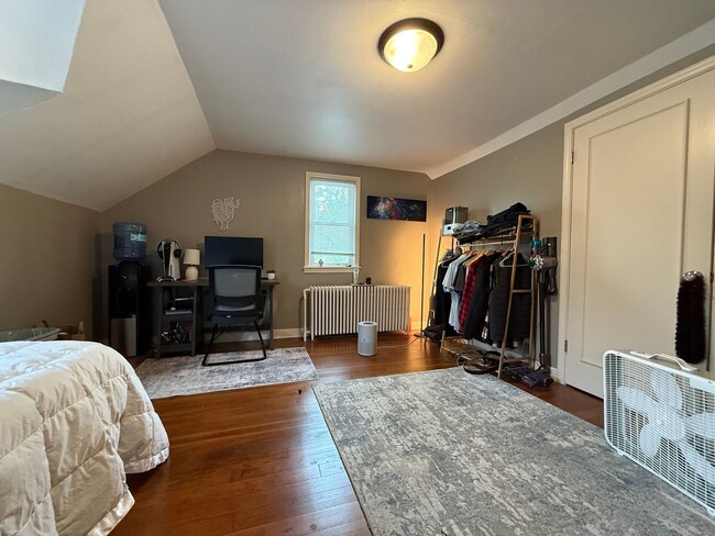 Building Photo - Stunning 5 Bed 2 Bath House Located in the...