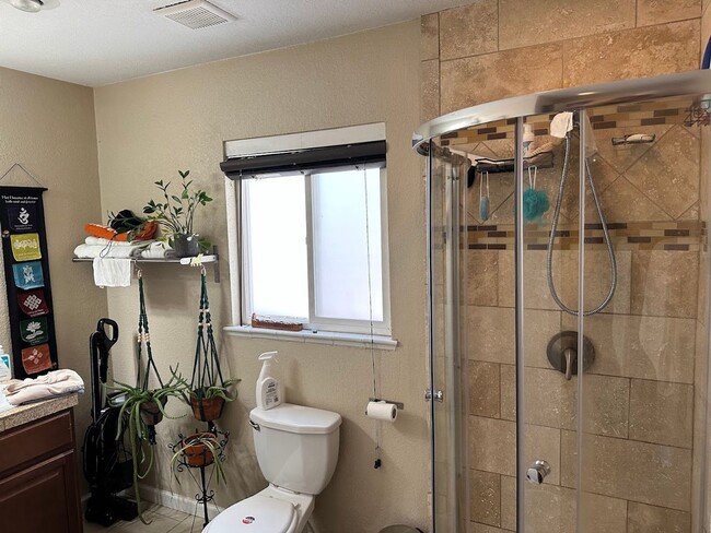Building Photo - Fantastic Home in City Park North - Has it...
