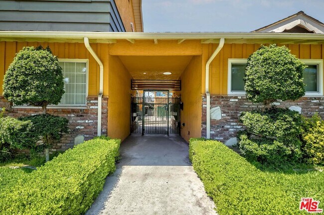 Building Photo - 711 S Sierra Vista Ave