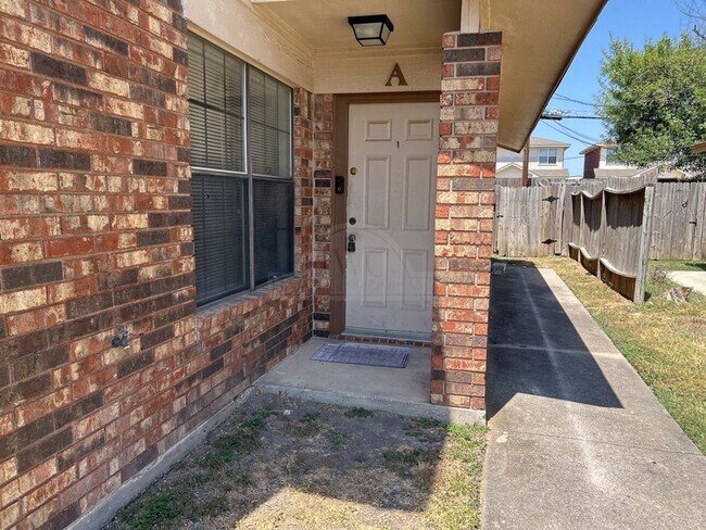 Building Photo - 3707 Hereford Ln