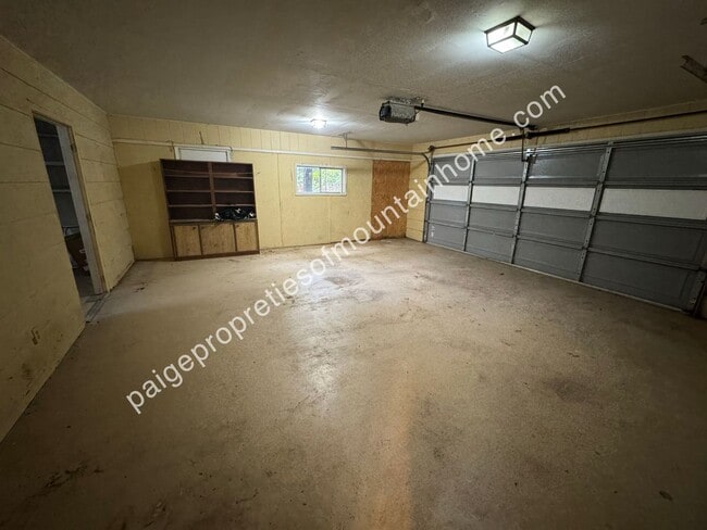 Building Photo - 2/1 in town out of town.