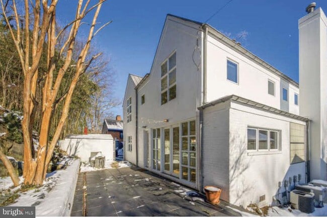 Building Photo - 4527 Q Pl NW