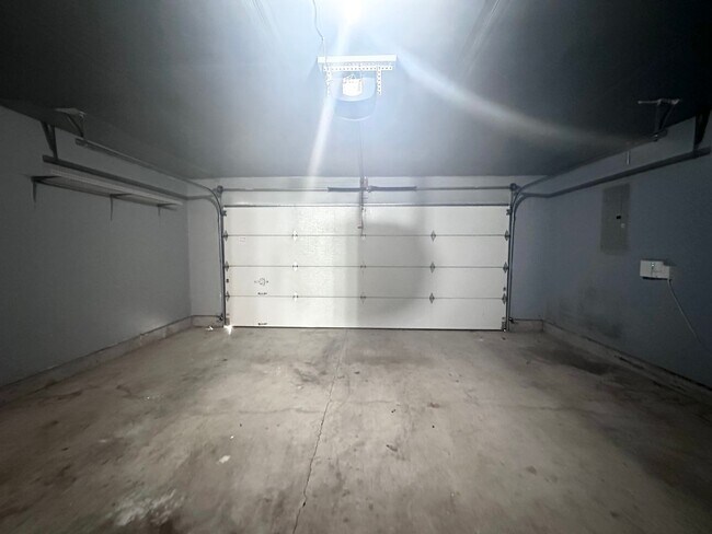 Building Photo - Wonderful centrally located Powell Butte 3...