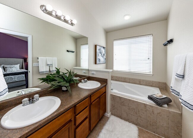 Building Photo - Cute End Unit 3 Bedroom Townhome in Lorson...