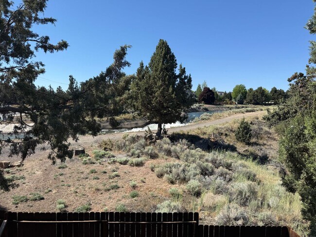 Building Photo - Spacious 4 Bed, 3 Bath Home - Terrango Glen