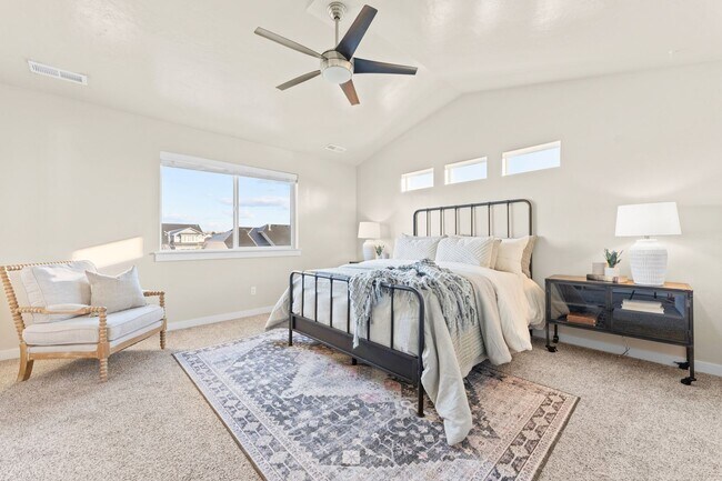 Building Photo - 5 Bedroom 2.5 Bath FOUR CAR GARAGE Eagle, ...