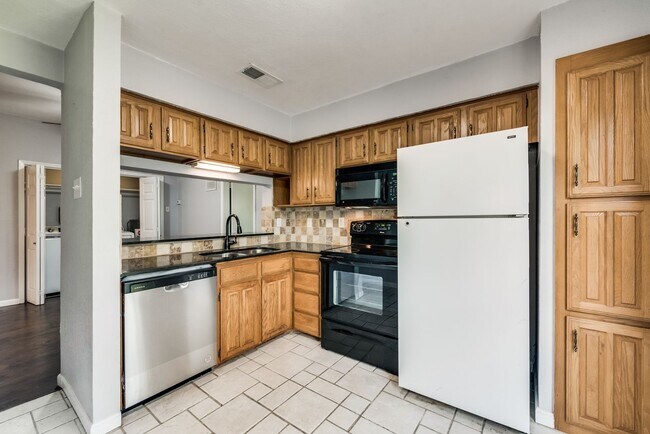 Building Photo - Spacious 2nd floor corner unit in Richardson