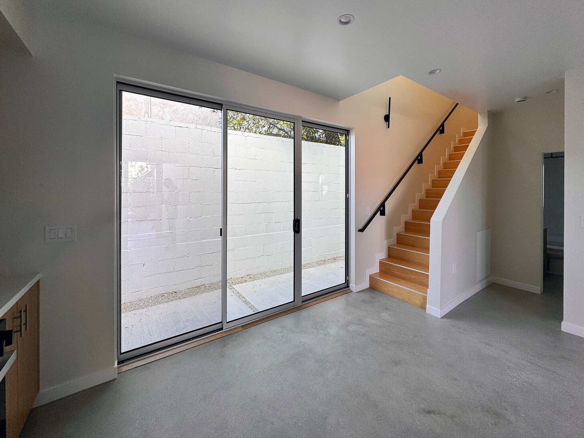 Building Photo - 1210 1/2 Manzanita St