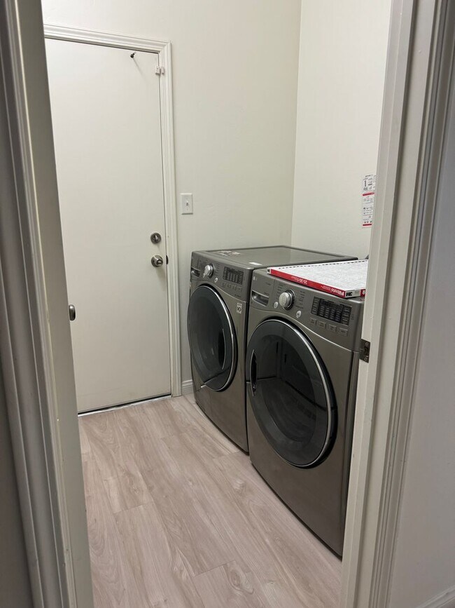 Building Photo - BEAUTIFUL 3 BEDROOM SINGLE FAMILY HOME