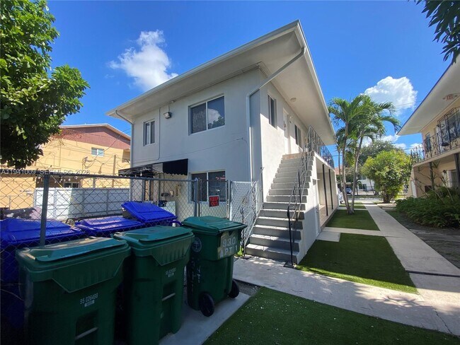 Building Photo - 930 SW 7th Ave