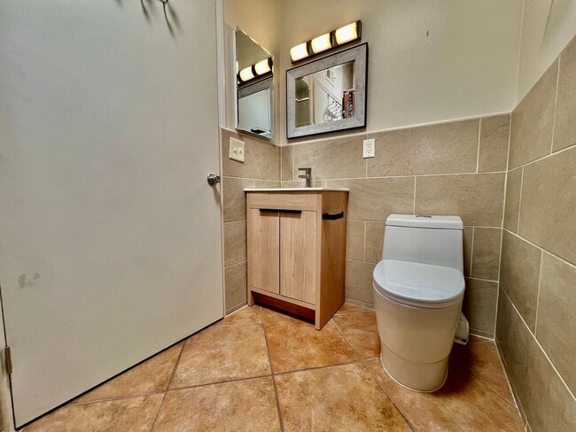 Building Photo - AVAILABLE NOW! 3 Bedroom 2 Bathroom POOL HOME in Palm Springs !