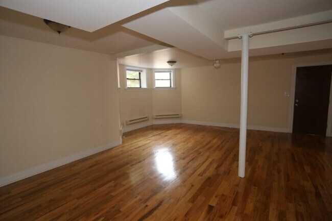 Building Photo - 1133 W Oakdale Ave