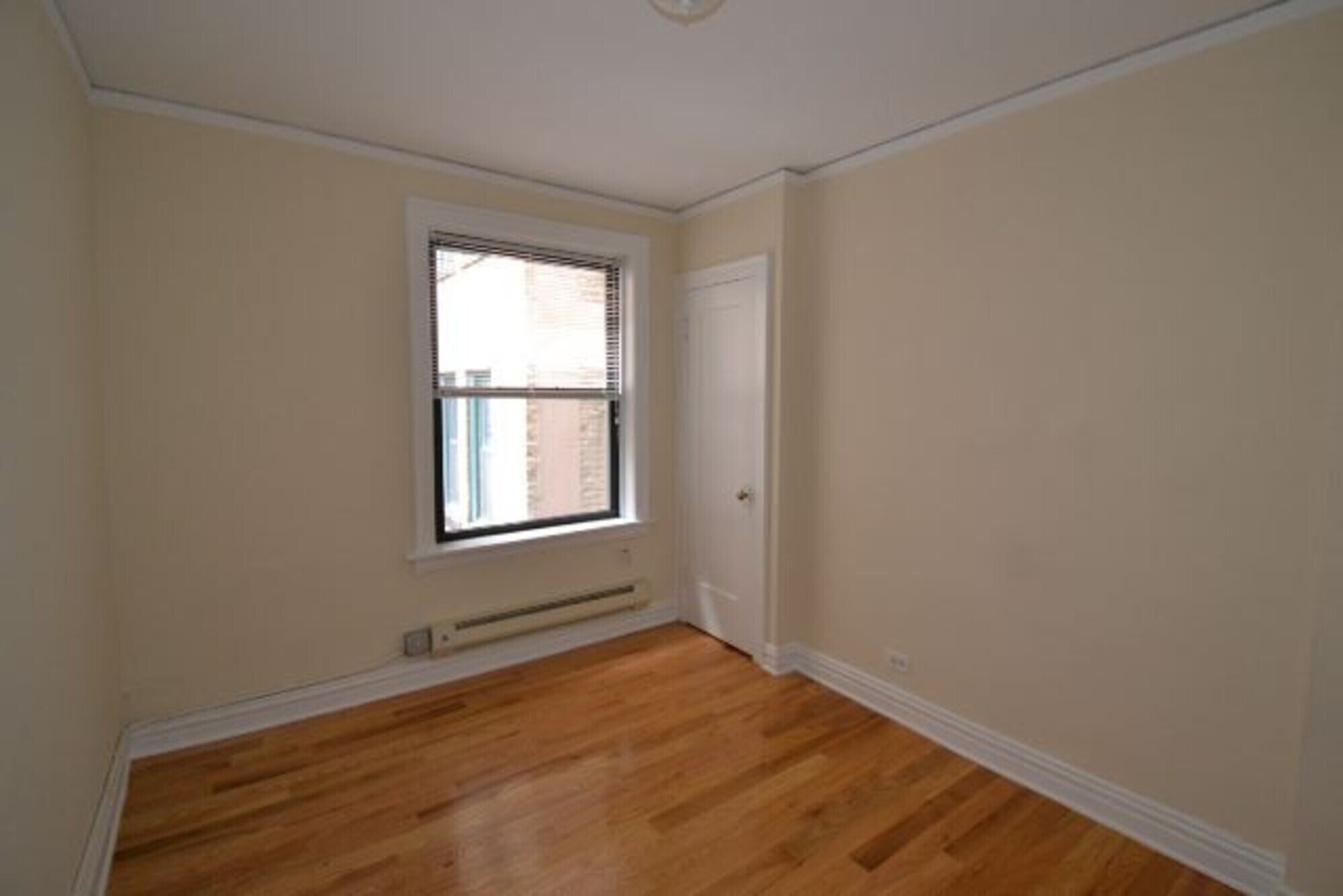 Building Photo - 429 W Roscoe St