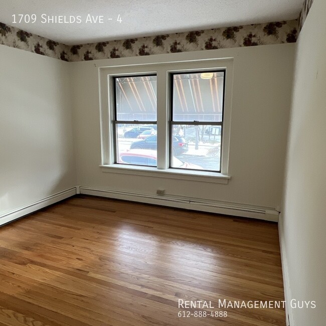 Building Photo - Huge 2 Bedroom! Completely Remodeled!