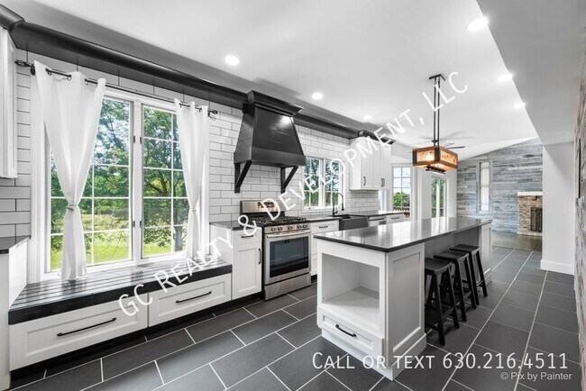 Building Photo - 590 Golfers Ln