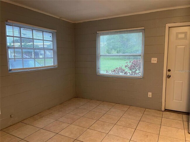 Building Photo - 843 Union St S