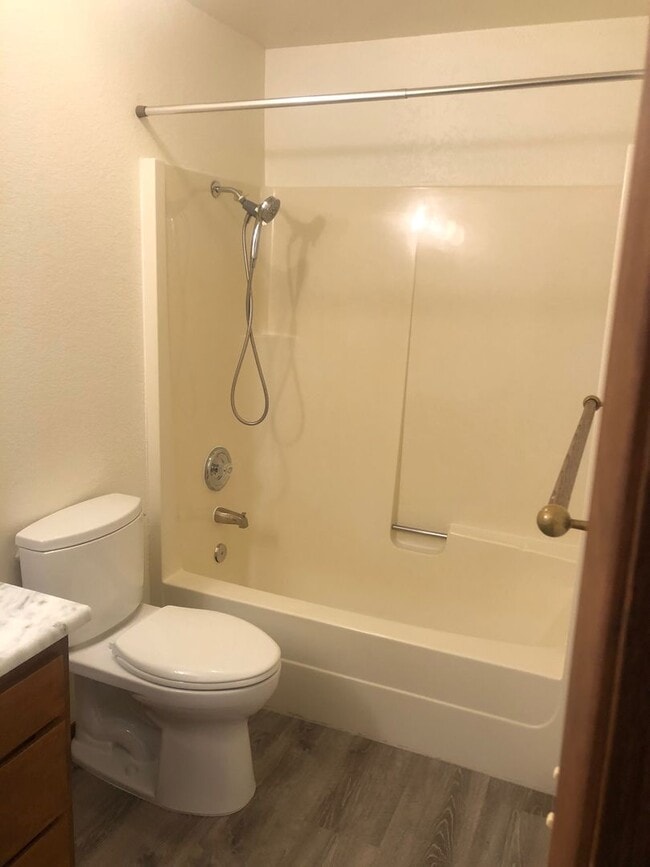 Building Photo - 2 Bed/1 Bath, 1000 SqFt, Utilities Pd, Fireplace, Vaulted Ceilings, More!