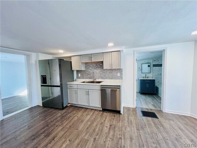 Building Photo - 140 E Oneida St