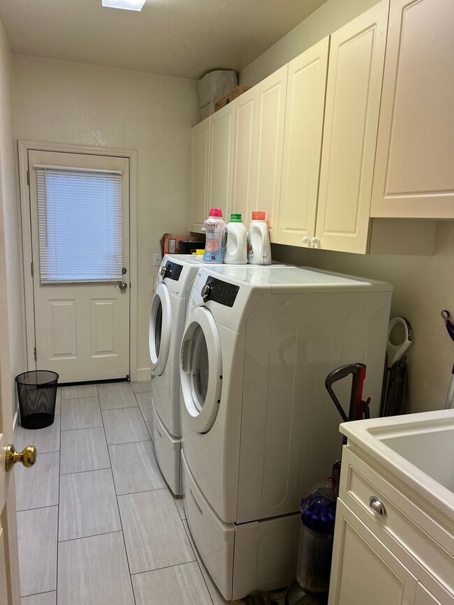 Building Photo - Charming 4 Bedroom Ridgeview Large Lot Home!