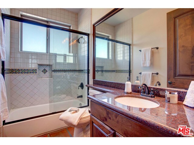Guest Bath - 4307 S Centinela Ave