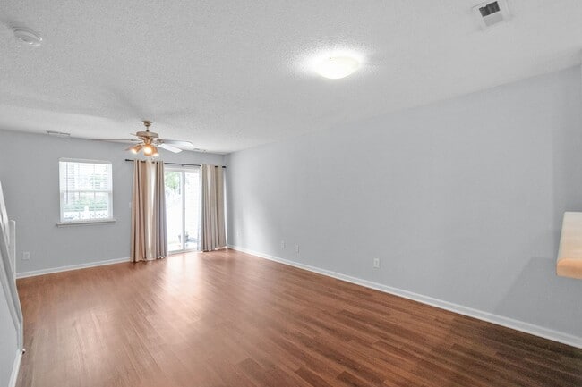 Building Photo - Charming 2-Bedroom Townhome in Prime Locat...