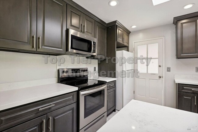 Building Photo - Beautiful 3 bedroom, 2 bath, 2,039 sqft hi...