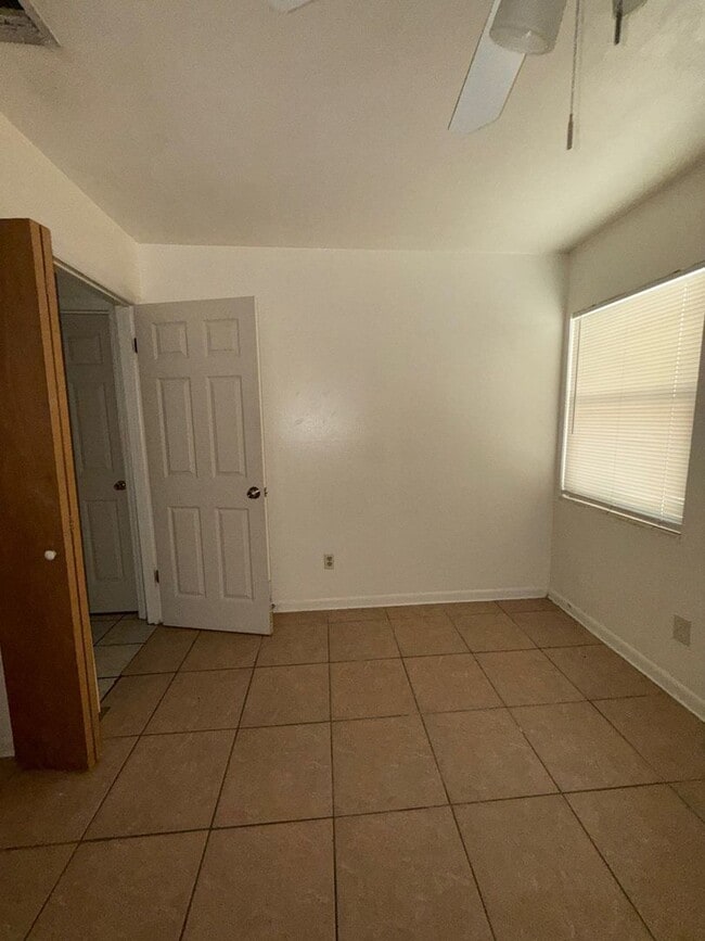 Building Photo - 4 bed/ 2.5 bath home, Walk to the stadium!...