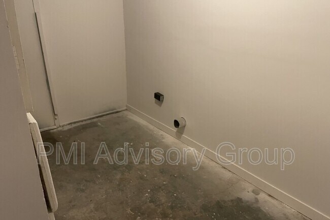 Building Photo - 3336 SE Girard St